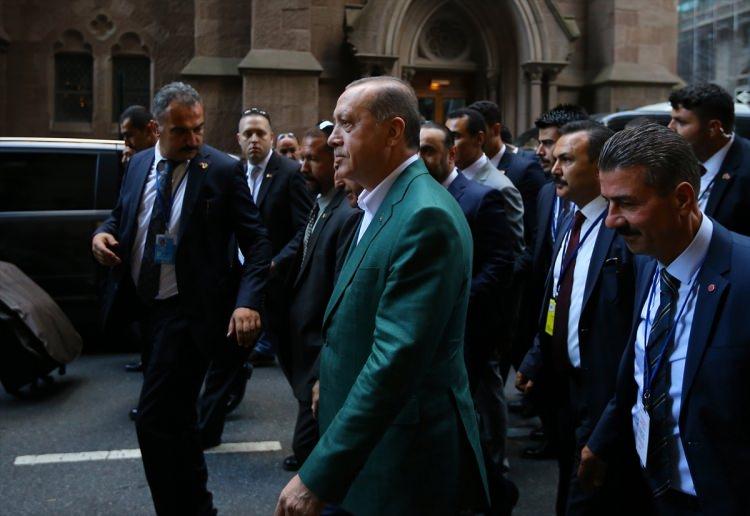 <p>Cumhurbaşkanı Recep Tayyip Erdoğan, Birleşmiş Milletler (BM) 72. Genel Kuruluna katılmak üzere özel uçak "<strong>CAN</strong>" ile TSİ 22.00'de ABD'nin New York şehrine gitti.</p>

<p><em><strong><a href="http://video.haber7.com/video-galeri/101012-cumhurbaskani-erdogan-abdde" target="_blank"><span style="color:#FFD700">VİDEO İÇİN TIKLAYIN</span></a></strong></em></p>

