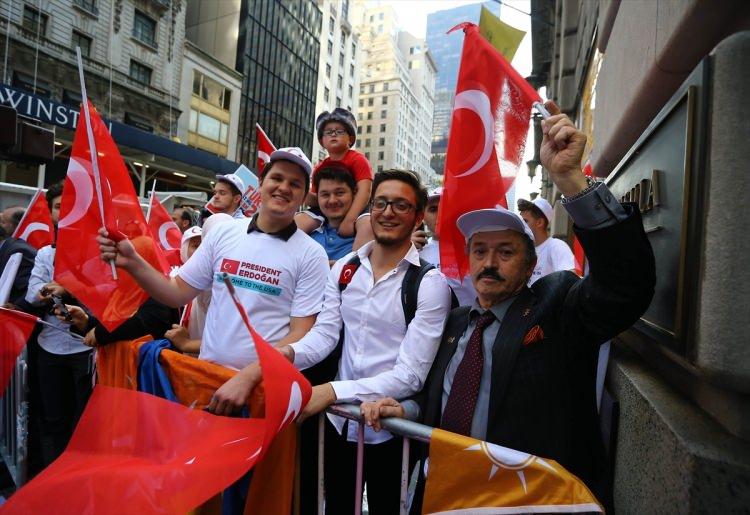 <p>Erdoğan, New York'ta konaklayacağı otelin önünde ise ABD'de yaşayan Türkler tarafından karşılandı.</p>
