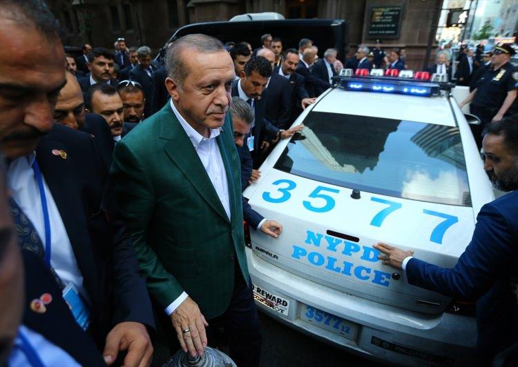 <p>Cumhurbaşkanı Erdoğan'ı karşılamak isteyen Türkler, The Peninsula Otel'in önünde öğleden sonra bir araya geldi.</p>
