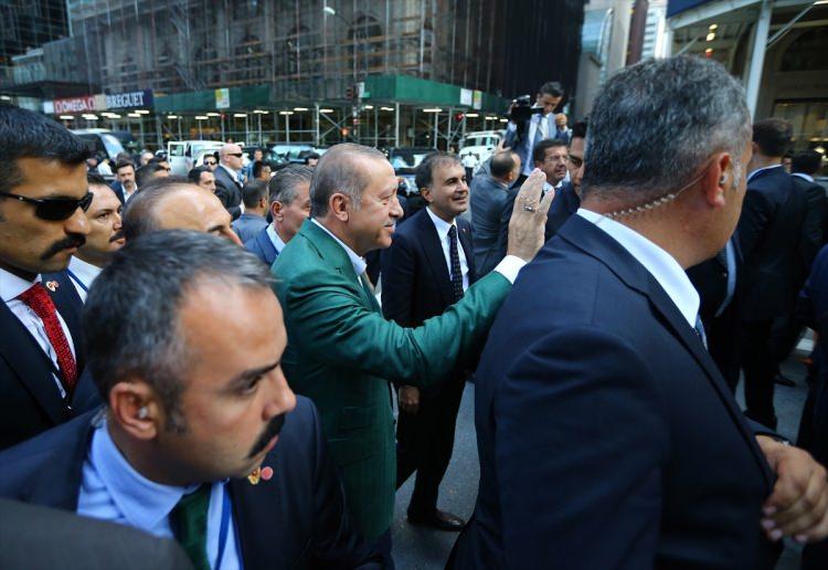 <p>Türkler, Amerikan polisinin yoğun güvenlik önlemleri aldığı otelin çevresinde, Cumhurbaşkanı Erdoğan'ın gelişini bekledi.</p>
