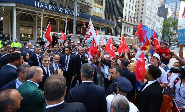 <p>"<strong>Başkan Erdoğan Amerika'ya hoş geldin</strong>" yazılı tişörtler giyen ve ellerinde Türk bayrakları taşıyan vatandaşlar, sık sık "<strong>Dik dur eğilme, bu millet seninle</strong>", "<strong>Kırmızı beyaz, en büyük Türkiye</strong>" ve "<strong>Recep Tayyip Erdoğan</strong>" sloganları attı.</p>
