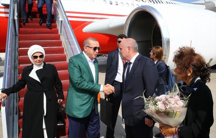 <p>Otele gelişinde makam aracından inen Cumhurbaşkanı Erdoğan, beraberindeki Avrupa Birliği Bakanı Ömer Çelik, Dışişleri Bakanı Mevlüt Çavuşoğlu ve Enerji ve Tabii Kaynaklar Bakanı Berat Albayrak ile kendisini bekleyen Türklerin yanına gitti.</p>
