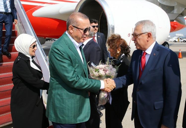 <p>Türklerle selamlaşan Cumhurbaşkanı Erdoğan, daha sonra konaklayacağı otele geçti.</p>
