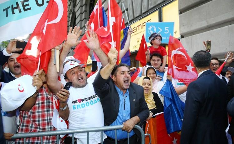 <p>Bu arada ABD polisi tarafından, Cumhurbaşkanı Erdoğan'ın kaldığı otelin çevresinde yoğun güvenlik önlemleri alındı, otelin bulunduğu sokak trafiğe kapatıldı.</p>
