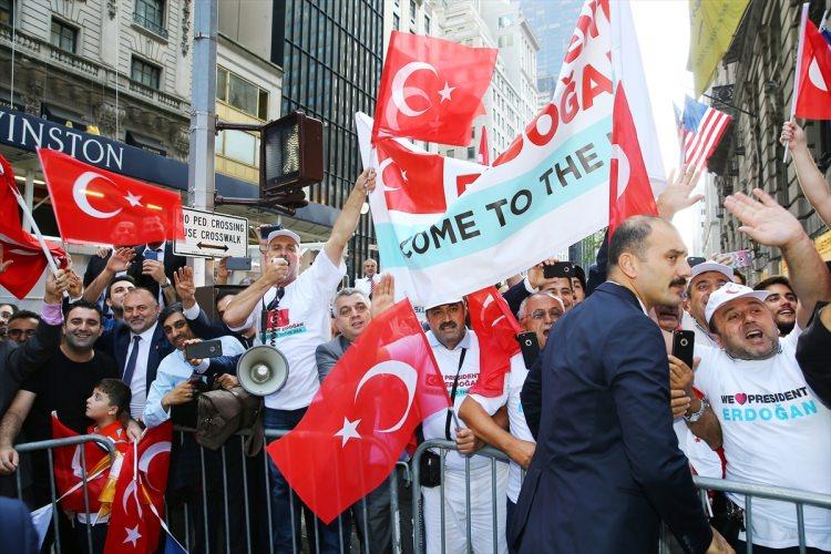 <p>"Güvenilir lider hoş geldin", "Milletin adamı", "Suriyeli mültecileri koruduğun için teşekkürler", "Ant olsun ki milletin son sesi ustayı üzeni, üzeceğiz" pankartları taşıyan kalabalık, açtıkları büyük boy Türk bayrağıyla Cumhurbaşkanı Erdoğan'a sevgi gösterilerinde bulundu.</p>
