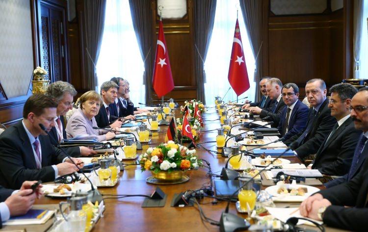 <p>Cumhurbaşkanı Recep Tayyip Erdoğan ve Almanya Başbakanı Merkel görüşme sonrası ortak açıklama yaptı.</p>

<ul>
</ul>
