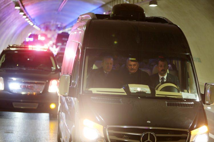<p>Cumhurbaşkanı Recep Tayyip Erdoğan, Avrasya Tüneli'nin açılış töreninin ardından Avrasya Tüneli'ni kullanarak Anadolu yakasına geçti.</p>