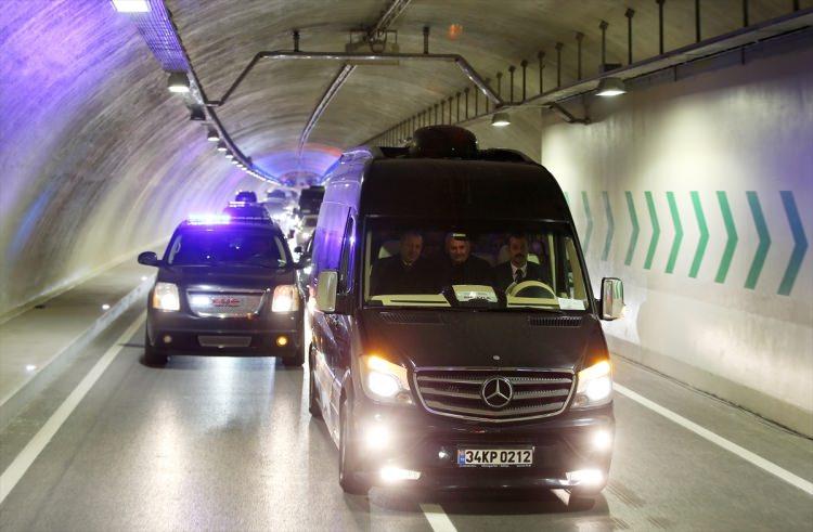 <p>Cumhurbaşkanı Recep Tayyip Erdoğan, Avrasya Tüneli'nin açılış töreninin ardından makam aracına bindi. Avrasya Tüneli'nden ilk geçişi Cumhurbaşkanı Tayyip Erdoğan yaptı.</p>
<p> </p>