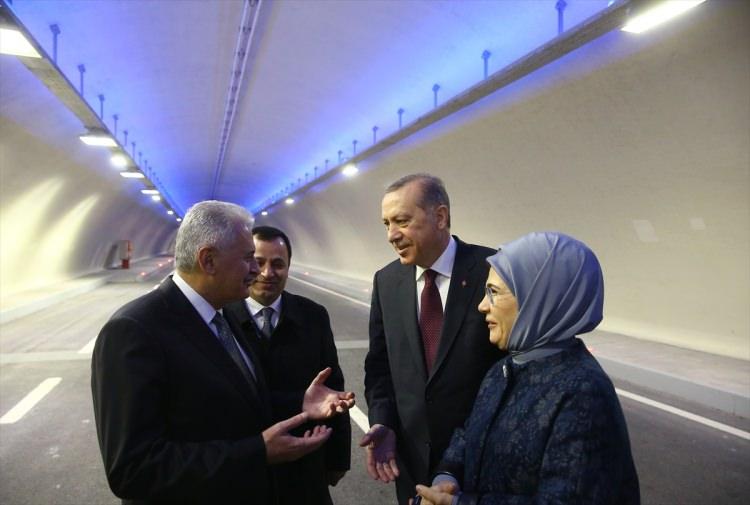 <p><strong>TÜNELDE BİR SÜRE YÜRÜDÜLER</strong><br />
<br />
Cumhurbaşkanı Erdoğan ve eşi Emine Erdoğan, Arnavutluk Cumhurbaşkanı Bujar Nishani, 11. Cumhurbaşkanı Abdullah Gül, Meclis Başkan İsmail Kahraman, Başbakan Binali Yıldırım ve eşi Semiha Yıldırım, Gürcistan Başbakanı Giorgi Kvirikashvili, Eski Başbakan Ahmet Davutoğlu, Enerji ve Tabii Kaynaklar Bakanı Berat Albayrak, Ulaştırma Denizcilik ve Haberleşme Bakanı Ahmet Arslan tünelin tam ortasında araçlarından inerek bir süre tünelde yürüdü.</p>