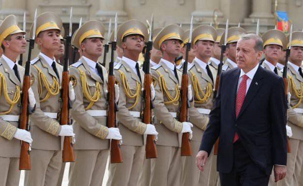 <p>Bakü’deki Cumhurbaşkanlığı Sarayı’nda karşılanan Erdoğan, tören kıtasını selamladıktan sonra Azeri bürokratlar ve bakanlarla bir süre ayaküstü sohbet etti.</p>

