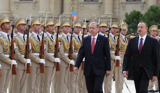 <p>KKTC’nin ardından ikinci ziyaretini Azerbaycan’a gerçekleştiren Cumhurbaşkanı Erdoğan, karşılama töreninin ardından Azerbaycan Cumhurbaşkanı Aliyev ile baş başa görüşme gerçekleştirecek. </p>
