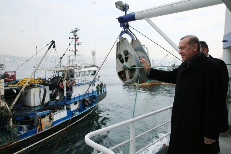<div>Bugün de Tarabya'ya geldiler. Onlarla birlikte o heyecanı paylaşalım istedik. O heyecanı paylaştık ve kendilerine bu noktada başarılar diledik." </div>