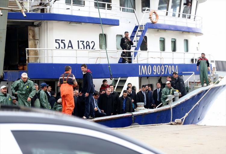 <p>Av sonrasında içinde bulunduğu tekne karaya yanaşan Erdoğan, burada vatandaşların sevgi gösterileriyle karşılandı.</p>

<p> </p>

<ul>
</ul>

<ul>
</ul>
