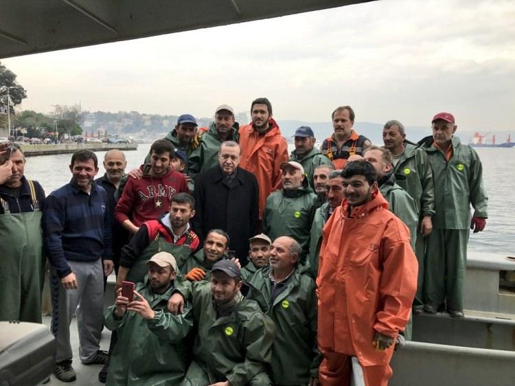 <p>Vatandaşlarla bir süre sohbet edip fotoğraf çektiren Cumhurbaşkanı Erdoğan, daha sonra gazetecilerin sorularını da yanıtlayarak, bugün Tarabya Körfezi'nde gırgır tekneleriyle ağ atan balıkçılarla bir araya geldiklerini söyledi.</p>

<p> </p>

<ul>
</ul>

<ul>
</ul>

