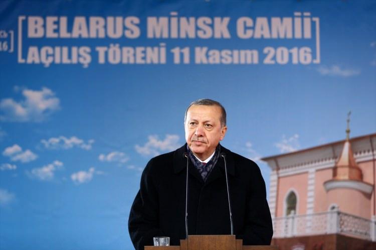 <p>Cumhurbaşkanı Recep Tayyip Erdoğan, başkent Minsk'te inşa edilen Minsk Camisi'nin açılışına katılarak konuşma yaptı.</p>

<p> </p>
