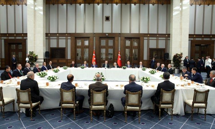 <p>Cumhurbaşkanı Recep Tayyip Erdoğan, Başbakan Binali Yıldırım ile birlikte Cumhurbaşkanlığı Külliyesi'nde düzenlenen Muharrem İftarı'na katıldı. İ</p>