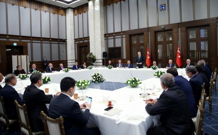 <p>Cumhurbaşkanlığı Külliyesi'nde basına kapalı gerçekleşen iftara, Başbakan Binali Yıldırım, Dünya Ehl-i Beyt Vakfı Başkanı Fermani Altun ve Prof. Dr. Hüseyin Hatemi de katıldı.</p>
<p> </p>