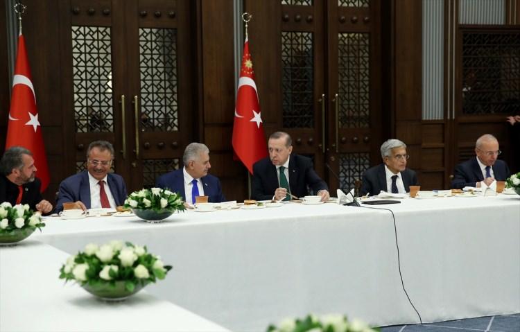 <p>Öte yandan, Cumhurbaşkanı Erdoğan, resmi Twitter hesabı üzerinden yaptığı paylaşımda, "Muharrem ayının milletimiz ve tüm İslam alemi için hayırlara vesile olmasını diliyorum. Ehl-i beytin tüm mensuplarını, hassaten şehit Hazreti Hüseyin'i hürmetle, rahmetle yad ediyorum." ifadelerine yer verdi.</p>
