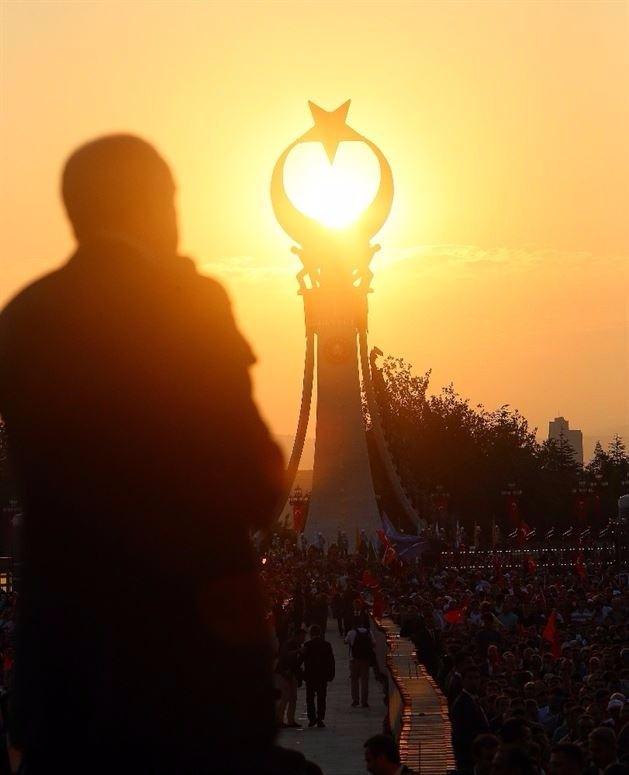 <p>"15 Temmuz Şehitler Abidesi", terör ve destekçilerine karşı milli birlik ve beraberlik duygularını pekiştirecek, tek millet, tek bayrak, tek vatan, tek devlet duygusunu gelecek nesillere aktarmak ve sembolleştirmek amacıyla hazırlandı.</p>