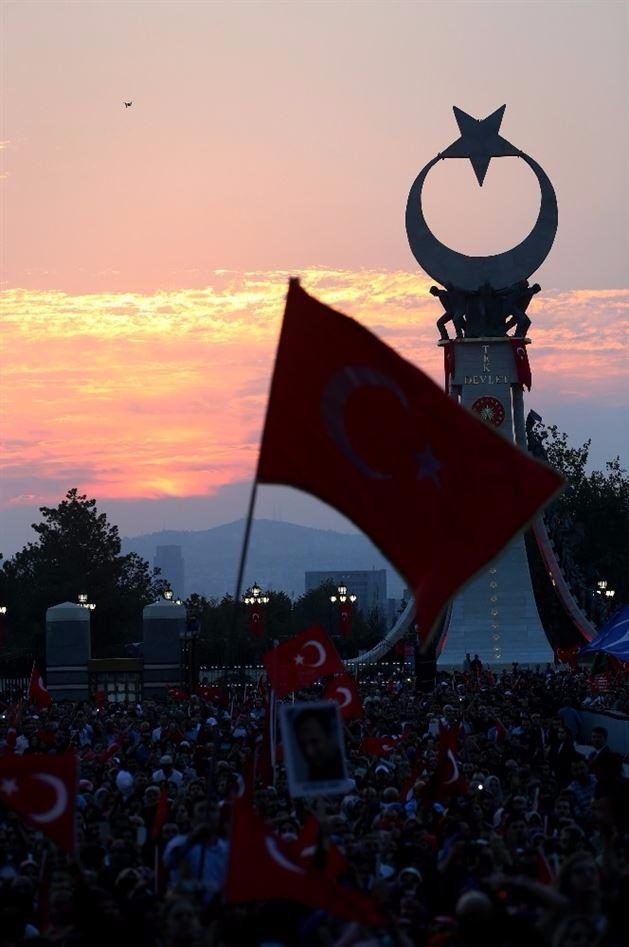 <p>Milli mücadeleyi temsilen silüet şeklinde 81 insan heykelinin bulunduğu anıtın bir yüzünde Türk devletlerini temsil eden yıldızlar ve en üstte ise Cumhurbaşkanlığı forsu yer alıyor.</p>
