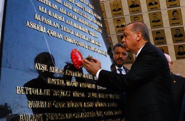 <p>Cumhurbaşkanlığı Külliyesinin bahçesinde sabah namazından sonra yaptığı konuşmanın ardından devlet protokolü ile birlikte Beştepe Şehitler Abidesi’nin açılışını yapan Cumhurbaşkanı Erdoğan’a eşi Emine Erdoğan, TBMM Başkanı İsmail Kahraman, Başbakan Binali Yıldırım, Genelkurmay başkanı Hulusi Akar ve şehit yakınları eşlik etti.</p>