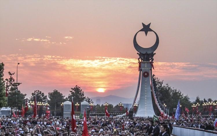 <p>İç bölümünde 250 şehidin isimleri ve taş baskı resimlerinin yer aldığı anıtta, 125 ton çelik kullanıldı.</p>