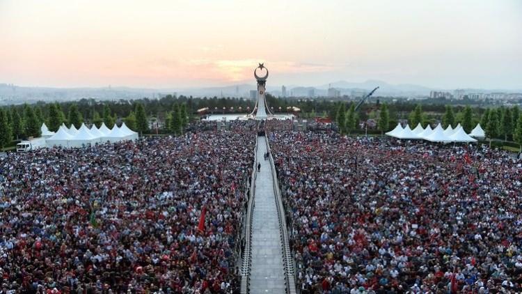 <p>Anıtın çevre düzenlemesiyle 2 bin 500 metrekare alan kullanılırken, dört yanında Rabia işaretini temsilen tek bayrak, tek millet, tek vatan ve tek devlet yazıldı.</p>