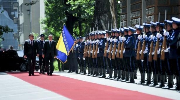 <p>Cumhurbaşkanı Recep Tayyip Erdoğan, resmi temaslarda bulunmak üzere geldiği Bosna Hersek’te, Devlet Başkanlığı Konsey Başkanı Mladen İvaniç tarafından askeri törenle karşılandı. </p>
