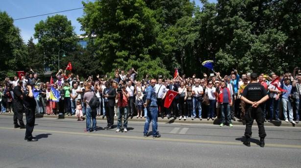 <p>Erdoğan, askeri törenin ardından Cumhurbaşkanlığı Sarayı önünde kendisini bekleyen vatandaşları selamladı. Ellerinde Türk ve Bosna Hersek bayrakları taşıyan vatandaşlar, “Recep Tayyip Erdoğan” sloganları attı.</p>

