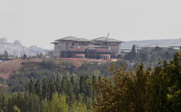 <p>&nbsp;Atat&uuml;rk Orman &Ccedil;iftliğinde (AO&Ccedil;) 150 d&ouml;n&uuml;ml&uuml;k alan &uuml;zerinde yapılan inşaat, uzun s&uuml;re "Yeni Başbakanlık Binası" olarak anıldı. Cumhurbaşkanı Erdoğan'ın mimari ayrıntılarını olduğu kadar inşaatını da yakından takip ettiği binanın Cumhurbaşkanlığı olarak kullanılacağı kesinleşti.</p>

<p>&nbsp;</p>
