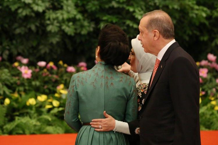<p>Ayrıca liderler Büyük Halk Meclisi'nde verilecek akşam yemeğinde yer alacak.</p>
<p> </p>