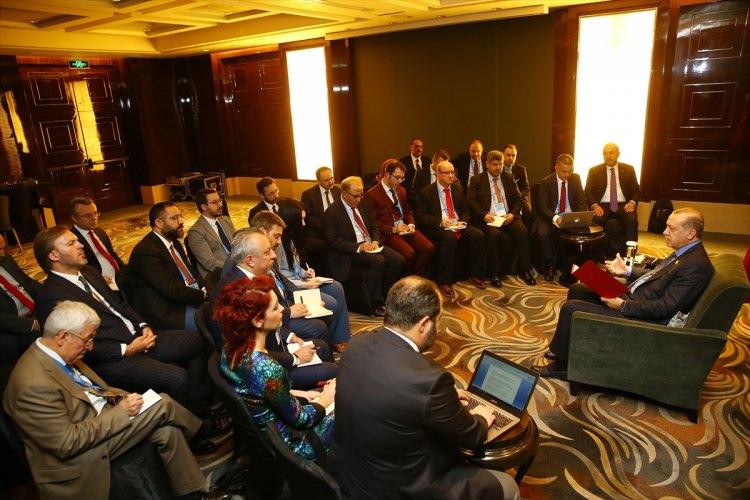 <p>Cumhurbaşkanı Recep Tayyip Erdoğan, Uluslararası İşbirliği İçin Kuşak ve Yol Forumu'na katılmak üzere geldiği Çin Halk Cumhuriyeti'nin başkenti Pekin'de, gazeteciler ile de sohbet etti.</p>
<p> </p>