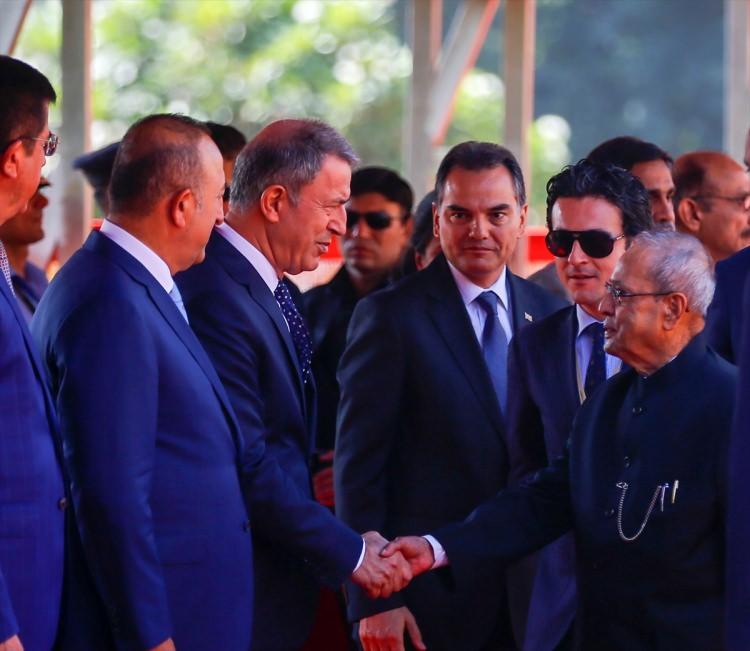 <p>Cumhurbaşkanı Recep Tayyip Erdoğan, Hindistan Cumhurbaşkanı Pranab Mukherjee tarafından resmi törenle karşılandı. Cumhurbaşkanı Erdoğan, 21 pare top atışı ve Atlı Tören Birliği eşliğinde Cumhurbaşkanlığı Sarayı'na gelişinde Cumhurbaşkanı Mukherjee ve Başbakan Narendra Modi tarafından karşılandı. Mukherjee, Erdoğan'ın heyetinde yer alan Ekonomi Bakanı Nihat Zeybekçi, Dışişleri Bakanı Mevlüt Çavuşoğlu ve Genelkurmay Başkanı Orgeneral Hulusi Akar ile tokalaştı.</p>
