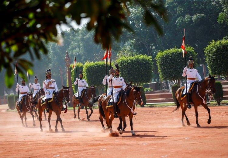 <p>Cumhurbaşkanı Recep Tayyip Erdoğan, Hindistan Cumhurbaşkanı Pranab Mukherjee tarafından resmi törenle karşılandı. Cumhurbaşkanı Erdoğan, 21 pare top atışı ve Atlı Tören Birliği eşliğinde Cumhurbaşkanlığı Sarayı'na gelişinde Cumhurbaşkanı Mukherjee ve Başbakan Narendra Modi tarafından karşılandı.</p>