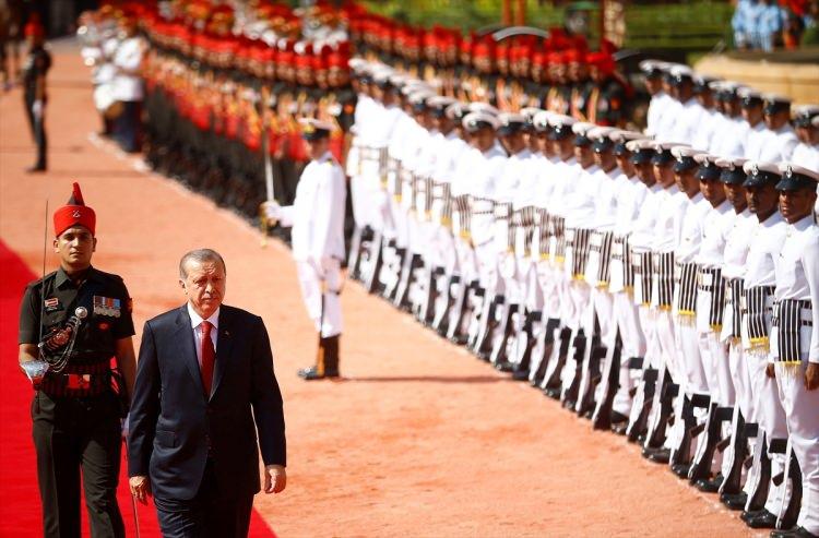 <p>Cumhurbaşkanı Recep Tayyip Erdoğan, Hindistan Cumhurbaşkanı Pranab Mukherjee tarafından resmi törenle karşılandı. Cumhurbaşkanı Erdoğan, 21 pare top atışı ve Atlı Tören Birliği eşliğinde Cumhurbaşkanlığı Sarayı'na gelişinde Cumhurbaşkanı Mukherjee ve Başbakan Narendra Modi tarafından karşılandı. Mukherjee ve Modi ile tokalaşarak gazetecilere poz veren Cumhurbaşkanı Erdoğan'ın tören alanındaki yerini almasının ardından Türk ve Hindistan milli marşları çalındı. Erdoğan, daha sonra tören kıtasını denetledi.</p>
