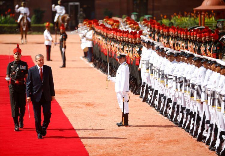 <p>Cumhurbaşkanı Recep Tayyip Erdoğan, Hindistan Cumhurbaşkanı Pranab Mukherjee tarafından resmi törenle karşılandı. Cumhurbaşkanı Erdoğan, 21 pare top atışı ve Atlı Tören Birliği eşliğinde Cumhurbaşkanlığı Sarayı'na gelişinde Cumhurbaşkanı Mukherjee ve Başbakan Narendra Modi tarafından karşılandı. Mukherjee ve Modi ile tokalaşarak gazetecilere poz veren Cumhurbaşkanı Erdoğan'ın tören alanındaki yerini almasının ardından Türk ve Hindistan milli marşları çalındı. Erdoğan, daha sonra tören kıtasını denetledi.</p>
<p></p>