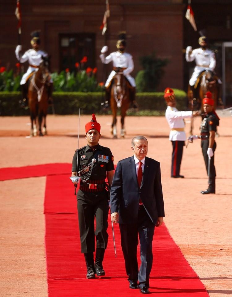 <p>Cumhurbaşkanı Recep Tayyip Erdoğan, Hindistan Cumhurbaşkanı Pranab Mukherjee tarafından resmi törenle karşılandı. Cumhurbaşkanı Erdoğan, 21 pare top atışı ve Atlı Tören Birliği eşliğinde Cumhurbaşkanlığı Sarayı'na gelişinde Cumhurbaşkanı Mukherjee ve Başbakan Narendra Modi tarafından karşılandı. Mukherjee ve Modi ile tokalaşarak gazetecilere poz veren Cumhurbaşkanı Erdoğan'ın tören alanındaki yerini almasının ardından Türk ve Hindistan milli marşları çalındı. Erdoğan, daha sonra tören kıtasını denetledi.</p>