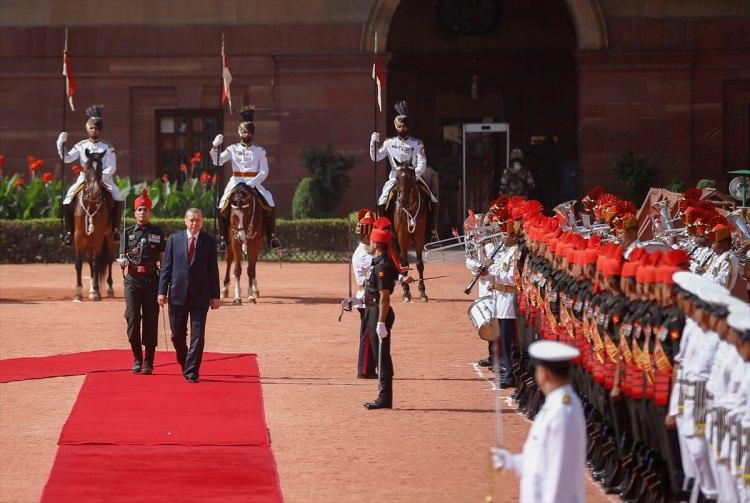 <p>Cumhurbaşkanı Recep Tayyip Erdoğan, Hindistan Cumhurbaşkanı Pranab Mukherjee tarafından resmi törenle karşılandı. Cumhurbaşkanı Erdoğan, 21 pare top atışı ve Atlı Tören Birliği eşliğinde Cumhurbaşkanlığı Sarayı'na gelişinde Cumhurbaşkanı Mukherjee ve Başbakan Narendra Modi tarafından karşılandı. Mukherjee ve Modi ile tokalaşarak gazetecilere poz veren Cumhurbaşkanı Erdoğan'ın tören alanındaki yerini almasının ardından Türk ve Hindistan milli marşları çalındı. Erdoğan, daha sonra tören kıtasını denetledi.</p>