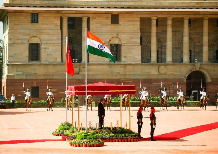 <p>Cumhurbaşkanı Recep Tayyip Erdoğan, Hindistan Cumhurbaşkanı Pranab Mukherjee tarafından resmi törenle karşılandı. Cumhurbaşkanı Erdoğan, 21 pare top atışı ve Atlı Tören Birliği eşliğinde Cumhurbaşkanlığı Sarayı'na gelişinde Cumhurbaşkanı Mukherjee ve Başbakan Narendra Modi tarafından karşılandı. Mukherjee ve Modi ile tokalaşarak gazetecilere poz veren Cumhurbaşkanı Erdoğan'ın tören alanındaki yerini almasının ardından Türk ve Hindistan milli marşları çalındı. Erdoğan, daha sonra tören kıtasını denetledi.</p>