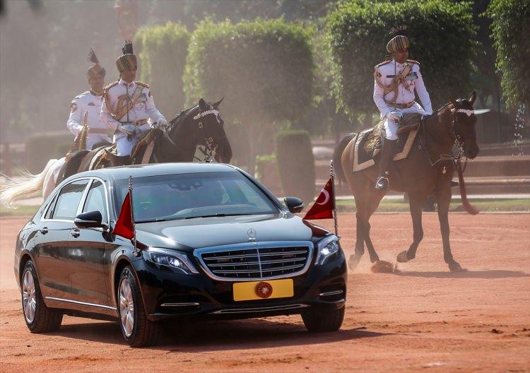 <p>Cumhurbaşkanı Recep Tayyip Erdoğan, Hindistan Cumhurbaşkanı Pranab Mukherjee tarafından resmi törenle karşılandı. Cumhurbaşkanı Erdoğan, 21 pare top atışı ve Atlı Tören Birliği eşliğinde Cumhurbaşkanlığı Sarayı'na gelişinde Cumhurbaşkanı Mukherjee ve Başbakan Narendra Modi tarafından karşılandı.</p>