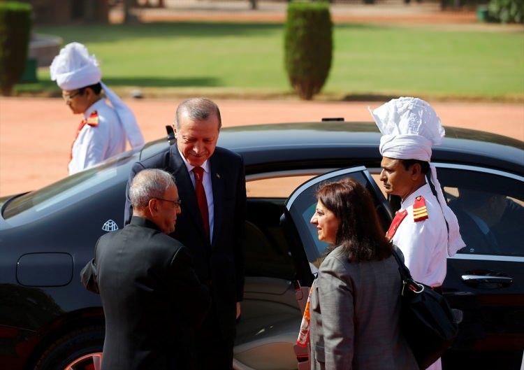 <p>Cumhurbaşkanı Recep Tayyip Erdoğan, Hindistan Cumhurbaşkanı Pranab Mukherjee tarafından resmi törenle karşılandı. Cumhurbaşkanı Erdoğan, 21 pare top atışı ve Atlı Tören Birliği eşliğinde Cumhurbaşkanlığı Sarayı'na gelişinde Cumhurbaşkanı Mukherjee (solda) ve Başbakan Narendra Modi tarafından karşılandı.</p>