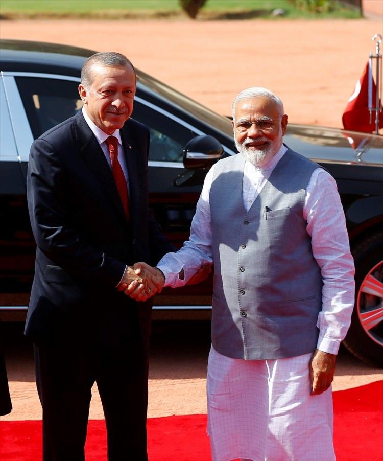 <p>Cumhurbaşkanı Recep Tayyip Erdoğan, Hindistan Cumhurbaşkanı Pranab Mukherjee tarafından resmi törenle karşılandı. Cumhurbaşkanı Erdoğan, 21 pare top atışı ve Atlı Tören Birliği eşliğinde Cumhurbaşkanlığı Sarayı'na gelişinde Cumhurbaşkanı Mukherjee ve Başbakan Narendra Modi (sağda) tarafından karşılandı. Mukherjee ve Modi ile tokalaşarak gazetecilere poz veren Cumhurbaşkanı Erdoğan'ın tören alanındaki yerini almasının ardından Türk ve Hindistan milli marşları çalındı. Erdoğan, daha sonra tören kıtasını denetledi.</p>