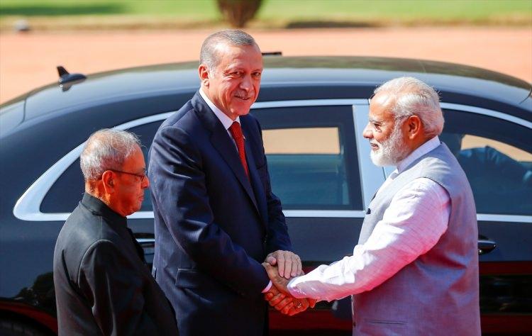 <p>Cumhurbaşkanı Recep Tayyip Erdoğan, Hindistan Cumhurbaşkanı Pranab Mukherjee tarafından resmi törenle karşılandı. Cumhurbaşkanı Erdoğan, 21 pare top atışı ve Atlı Tören Birliği eşliğinde Cumhurbaşkanlığı Sarayı'na gelişinde Cumhurbaşkanı Mukherjee (solda) ve Başbakan Narendra Modi (sağda) tarafından karşılandı.</p>
