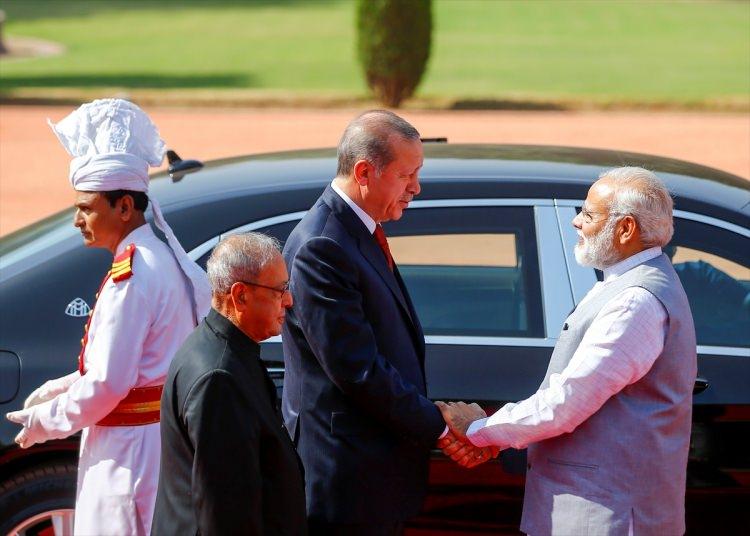 <p>Cumhurbaşkanı Recep Tayyip Erdoğan, Hindistan Cumhurbaşkanı Pranab Mukherjee tarafından resmi törenle karşılandı. Cumhurbaşkanı Erdoğan, 21 pare top atışı ve Atlı Tören Birliği eşliğinde Cumhurbaşkanlığı Sarayı'na gelişinde Cumhurbaşkanı Mukherjee (solda) ve Başbakan Narendra Modi (sağda) tarafından karşılandı.</p>
