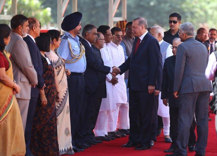 <p>Cumhurbaşkanı Recep Tayyip Erdoğan, Hindistan Cumhurbaşkanı Pranab Mukherjee tarafından resmi törenle karşılandı. Cumhurbaşkanı Erdoğan, 21 pare top atışı ve Atlı Tören Birliği eşliğinde Cumhurbaşkanlığı Sarayı'na gelişinde Cumhurbaşkanı Mukherjee ve Başbakan Narendra Modi tarafından karşılandı.</p>