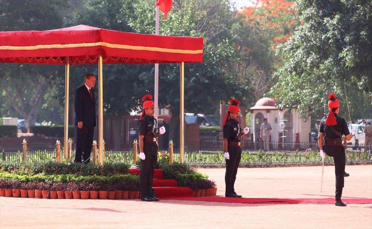<p>Cumhurbaşkanı Recep Tayyip Erdoğan, Hindistan Cumhurbaşkanı Pranab Mukherjee tarafından resmi törenle karşılandı. Cumhurbaşkanı Erdoğan, 21 pare top atışı ve Atlı Tören Birliği eşliğinde Cumhurbaşkanlığı Sarayı'na gelişinde Cumhurbaşkanı Mukherjee ve Başbakan Narendra Modi tarafından karşılandı.</p>