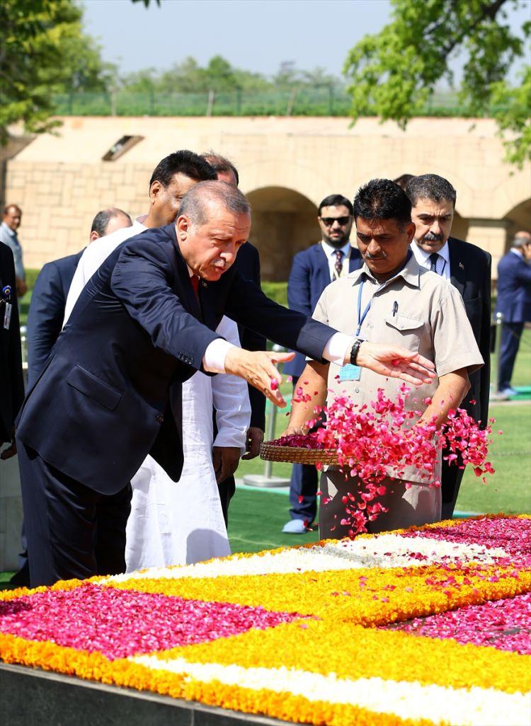 <p>Cumhurbaşkanı Recep Tayyip Erdoğan, Hindistan ziyareti kapsamında Mahatma Gandhi'nin mezarını ziyaret etti.</p>
