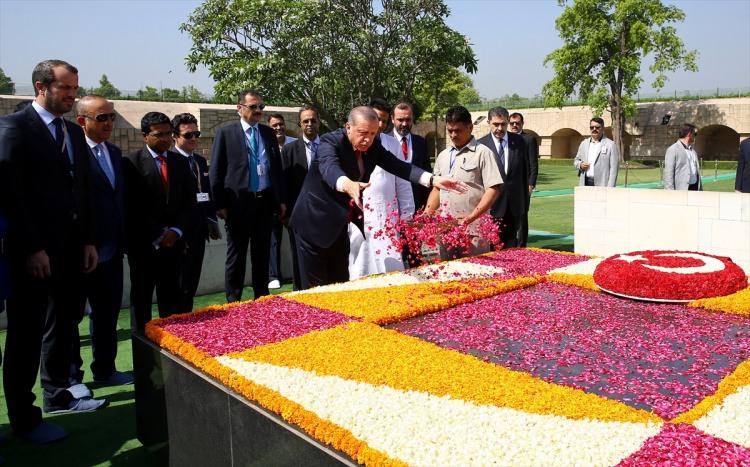 <p>Cumhurbaşkanı Recep Tayyip Erdoğan, Hindistan ziyareti kapsamında Mahatma Gandhi'nin mezarını ziyaret etti.</p>