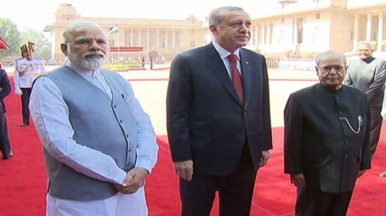 <p>Cumhurbaşkanı Recep Tayyip Erdoğan, temaslarda bulunmak üzere geldiği Yeni Delhi’de Hindistan Başbakanı Narendra Modi tarafından resmi törenle karşılandı. <br />
Cumhurbaşkanı Recep Tayyip Erdoğan, temaslarda bulunmak üzere Hindistan’ın başkenti Yeni Delhi’ye geldi. Cumhurbaşkanı Erdoğan, Yeni Delhi’de Hindistan Başbakanı Narendra Modi tarafından resmi törenle karşılandı. Cumhurbaşkanı Erdoğan, Başbakanlık Sarayı Rashtrapati Bhawan’da gerçekleştirilen törende iki ülke marşlarının okunmasının ardından, karşılama kıtasını selamladı. Daha sonra Erdoğan’a Hindistan eyaleti tanıtıldı.<br />
Törenin sonunda Erdoğan, Hindistan Cumhurbaşkanı Pranab Mujherjee ve Başbakan Modi selamlaşarak basına poz verdi.</p>
