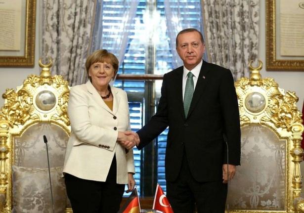 <p>Mülteci sorununun çözümü için İstanbul'a gelen Almanya Başbakanı Angela Merkel, Cumhurbaşkanı Erdoğan'la görüştü. Cumhurbaşkanı Recep Tayyip Erdoğan, Almanya Başbakanı Angela Merkel ortak açıklama yaptılar.</p>
